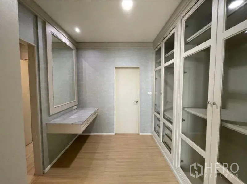 ทาวน์เฮาส์ ขาย - วอล์กอินคลอเซ็ต ตู้สูงบานกระจกเต็มความสูง และโต๊ะเครื่องแป้งลอยตัว