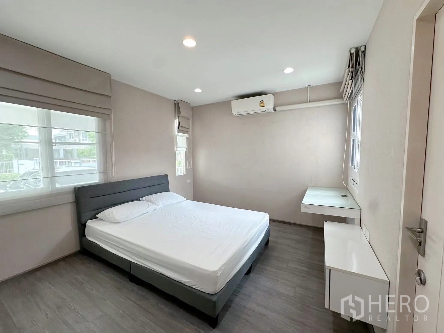 独立式住宅 出租或出售在Bang Phli, Samut Prakan - 转角卧室，大窗与空调