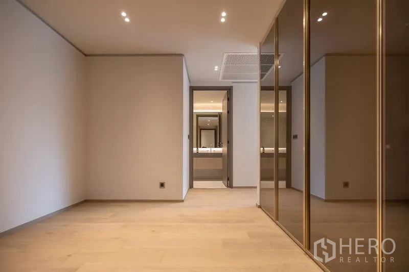 คอนโด ให้เช่าในPathum Wan, Bangkok - โซนแต่งตัวกว้าง ตู้เสื้อผ้าบานกระจก และประตูเชื่อมเข้าห้องน้ำ