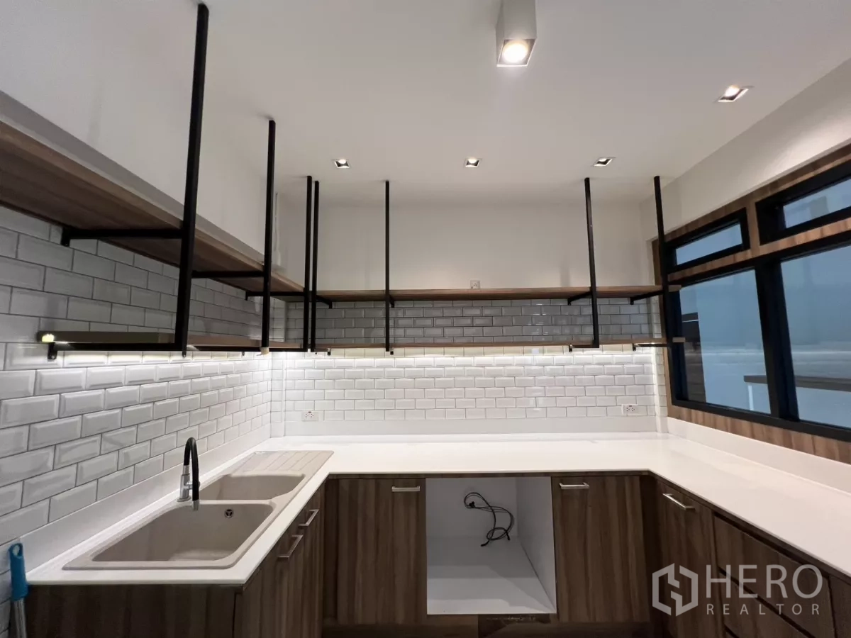 สำนักงานที่บ้าน ให้เช่าหรือขายในPhra Khanong, Bangkok - มุมมองครัวโชว์ชั้นลอย ไฟใต้ชั้น และท็อปกว้าง