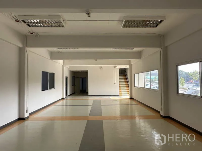 工厂 出租在Bang Phli, Samut Prakan - 开放式办公大厅，带楼梯与充足采光