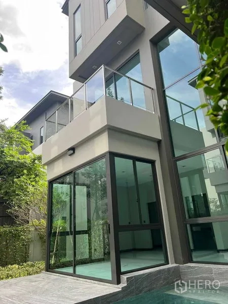 บ้าน ขายในBang Kruai, Nonthaburi - ภายนอกบ้านสไตล์โมเดิร์นหลายชั้น ผนังกระจกพร้อมระเบียงติดสระ