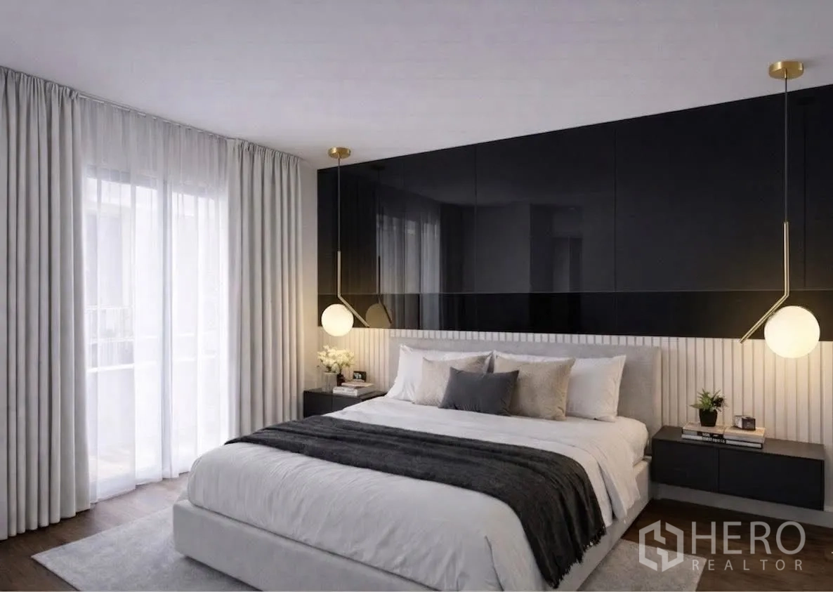 บ้านเดี่ยว for rent in Suan Luang, Bangkok - ห้องนอนร่วมสมัย ผนังไฮกลอสสีดำและโคมไฟแขวนสไตล์โมเดิร์น