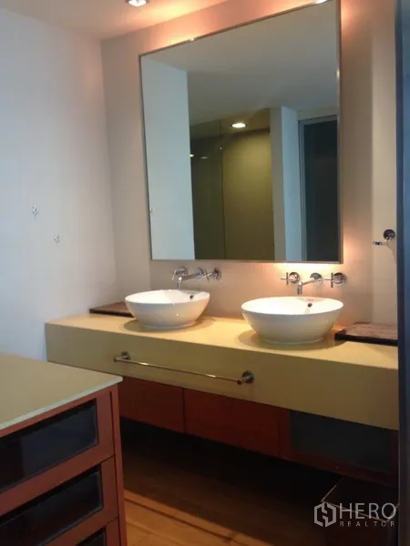คอนโด ให้เช่าหรือขายในKhlong Toei, Bangkok - ห้องน้ำพร้อมเคาน์เตอร์อ่างล้างหน้าคู่ กระจกบานใหญ่ และแสงไฟอบอุ่น