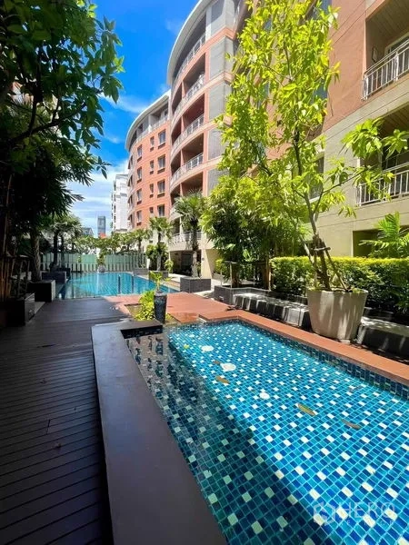 公寓 出租 - 主泳池旁的按摩池与景观木栈道花园。