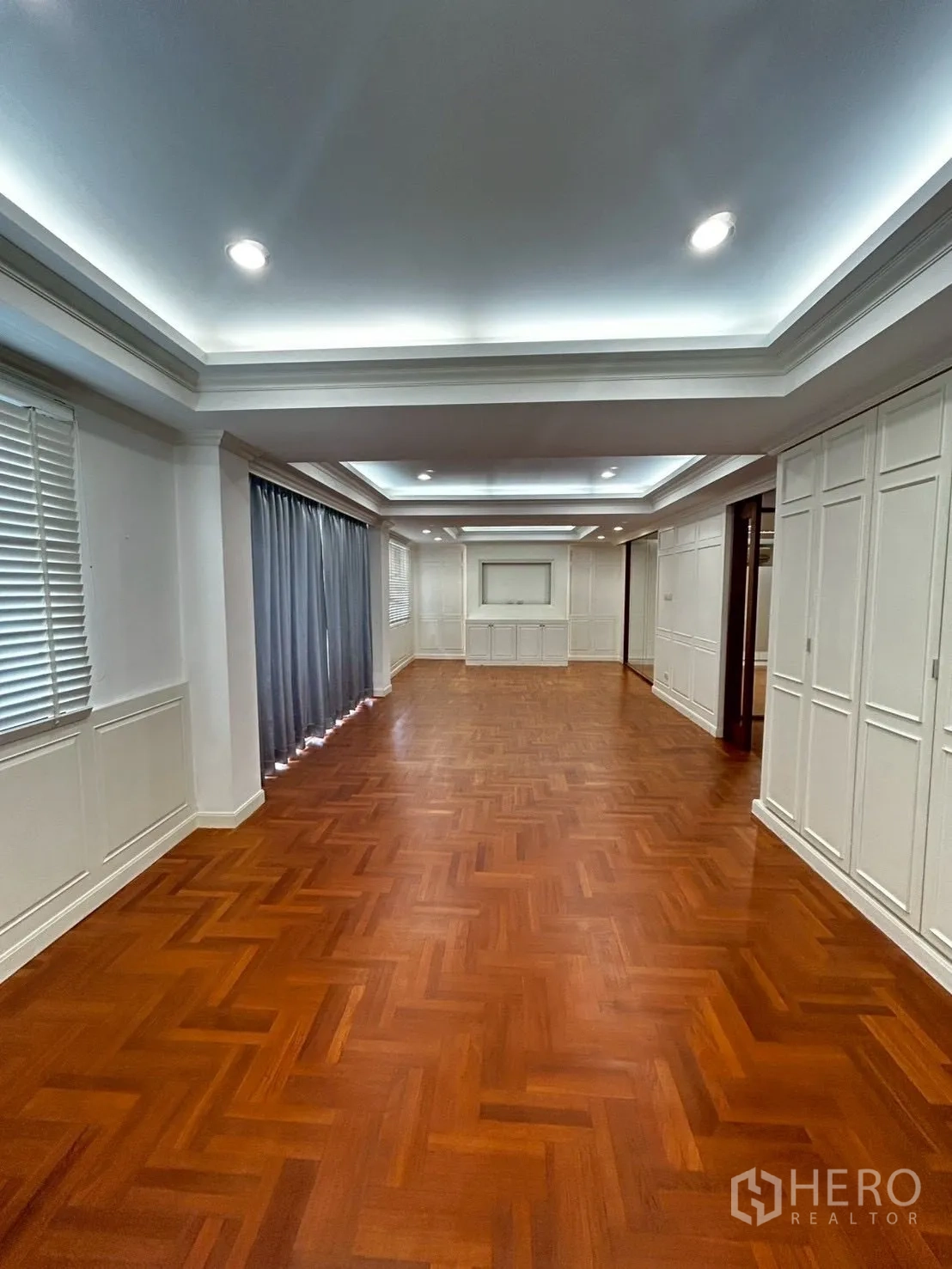 โชว์รูม for rent or sale in Bang Phli, Samut Prakan - พื้นที่ยาวผนังตีลาย ตู้เก็บของบิวท์อิน และไฟนุ่มนวล