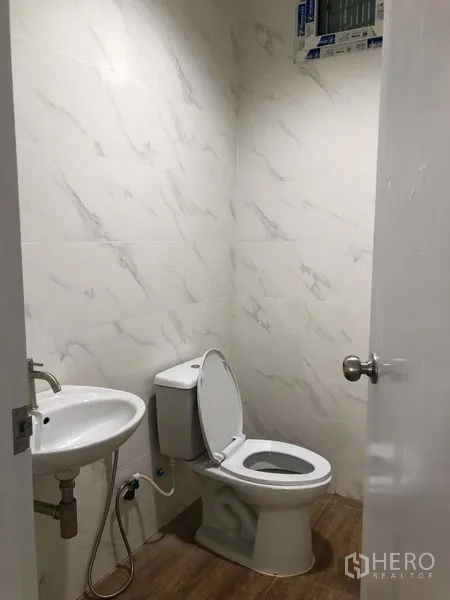 โรงงาน ให้เช่าในSamut Prakan - ห้องน้ำสะอาดพร้อมโถสุขภัณฑ์และอ่างล้างหน้า