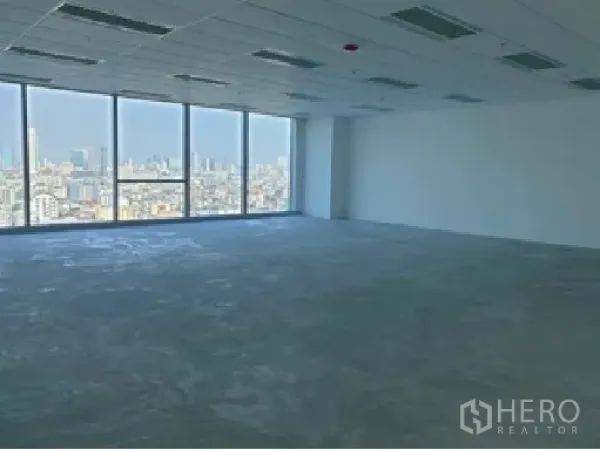 办公空间 出租在Din Daeng, Bangkok - 大面积办公空间，整墙落地窗俯瞰曼谷天际线。