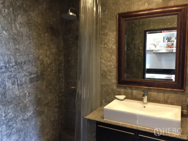 公寓 出租在Watthana, Bangkok - 工业风浴室，清水泥墙、雨淋花洒、大框镜与矩形台上盆。