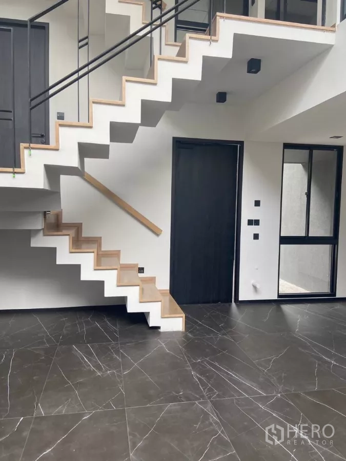 ทาวน์เฮาส์ ให้เช่าในHuai Khwang, Bangkok - บันไดลอยลูกนอนไม้สไตล์โมเดิร์นเหนือพื้นหินอ่อนสีดำเงา.