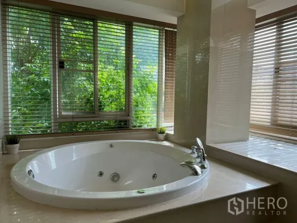 คอนโด ให้เช่าหรือขายในPhra Khanong, Bangkok - ห้องน้ำพร้อมอ่างอาบน้ำจากุซซี่ทรงกลมติดหน้าต่างบานกว้างพร้อมมู่ลี่