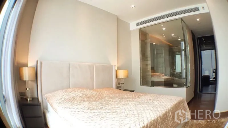 คอนโด ให้เช่าในKhlong Toei, Bangkok - ห้องนอนใหญ่สว่าง เตียงหัวบุ พร้อมห้องน้ำเอ็นสวีทผนังกระจก