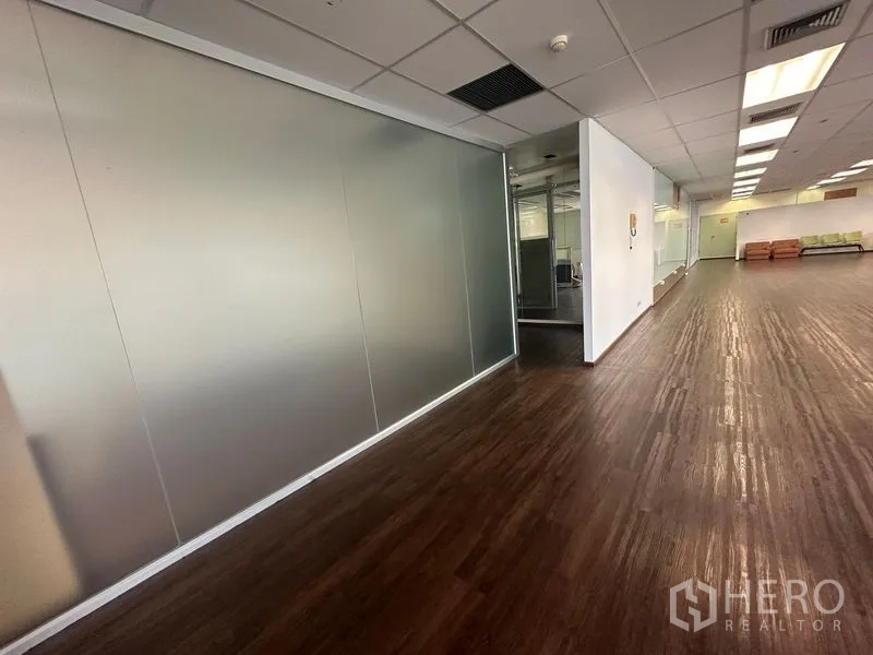 办公空间 出租在Bang Rak, Bangkok - 走廊临磨砂玻璃墙，通向开放办公区。