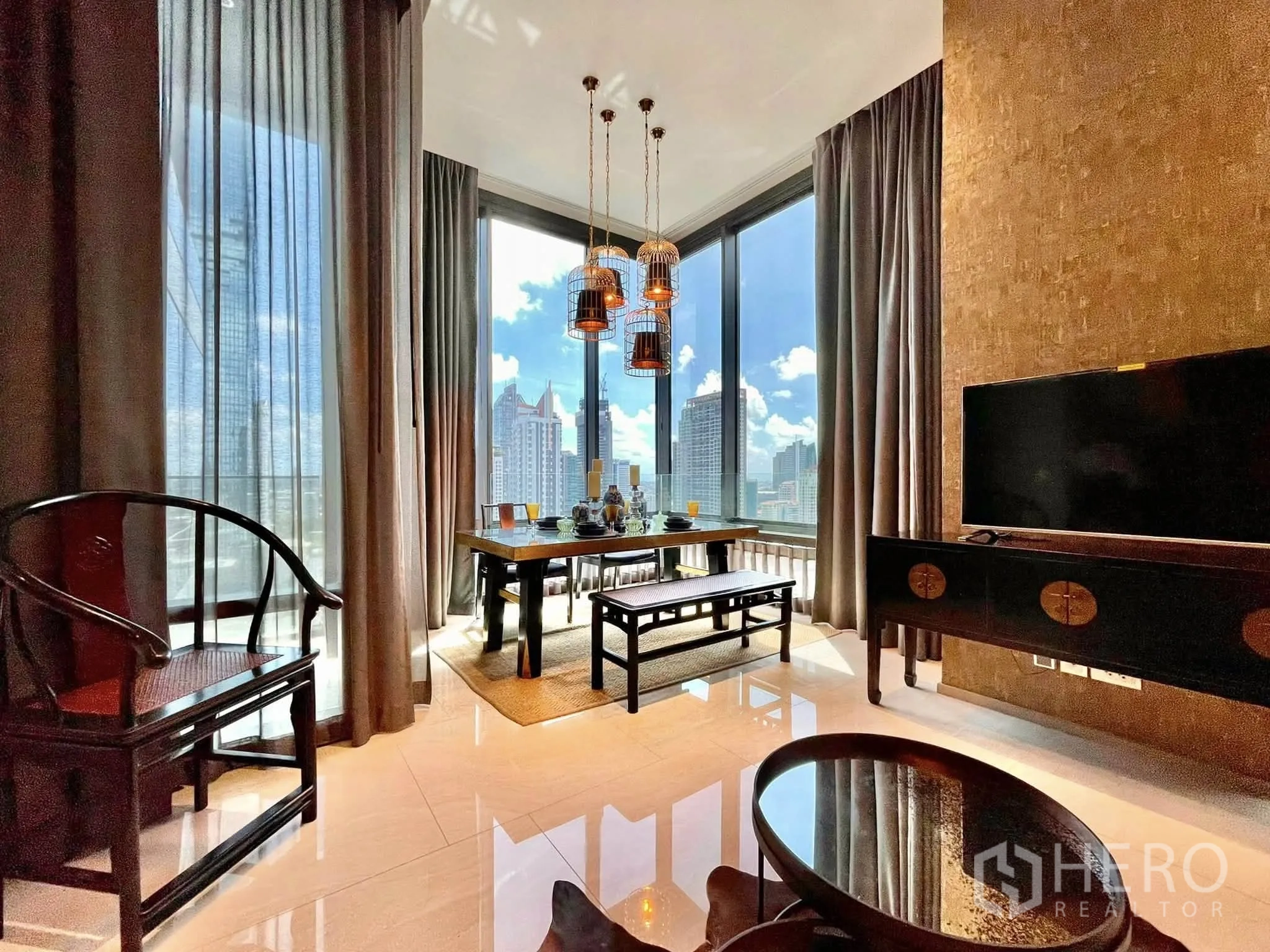 คอนโด for rent in Bang Rak, Bangkok - มุมทานอาหารติดหน้าต่างสูงจรดเพดาน มองเห็นสกายไลน์ พร้อมโคมไฟแขวน