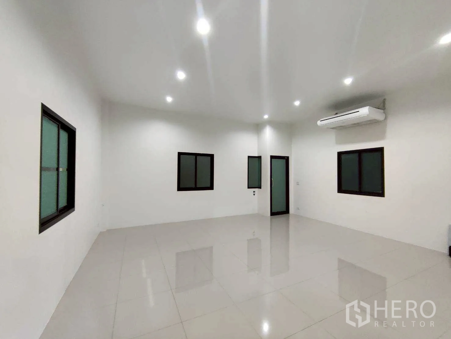 货栈 for rent in Lam Luk Ka, Pathum Thani - 空调办公室，瓷砖地面，筒灯与黑框窗户。