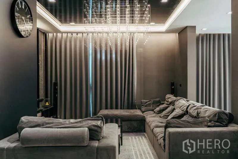 บ้าน ขายในSai Mai, Bangkok - มุมห้องนั่งเล่นกับโซฟาเข้ามุมและโคมไฟดีไซน์โดดเด่น