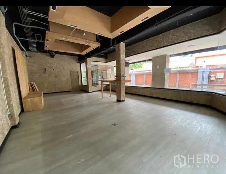 零售空间 出租在Bang Rak, Bangkok - 转角大玻璃立面，街景一览，适合作为展厅。