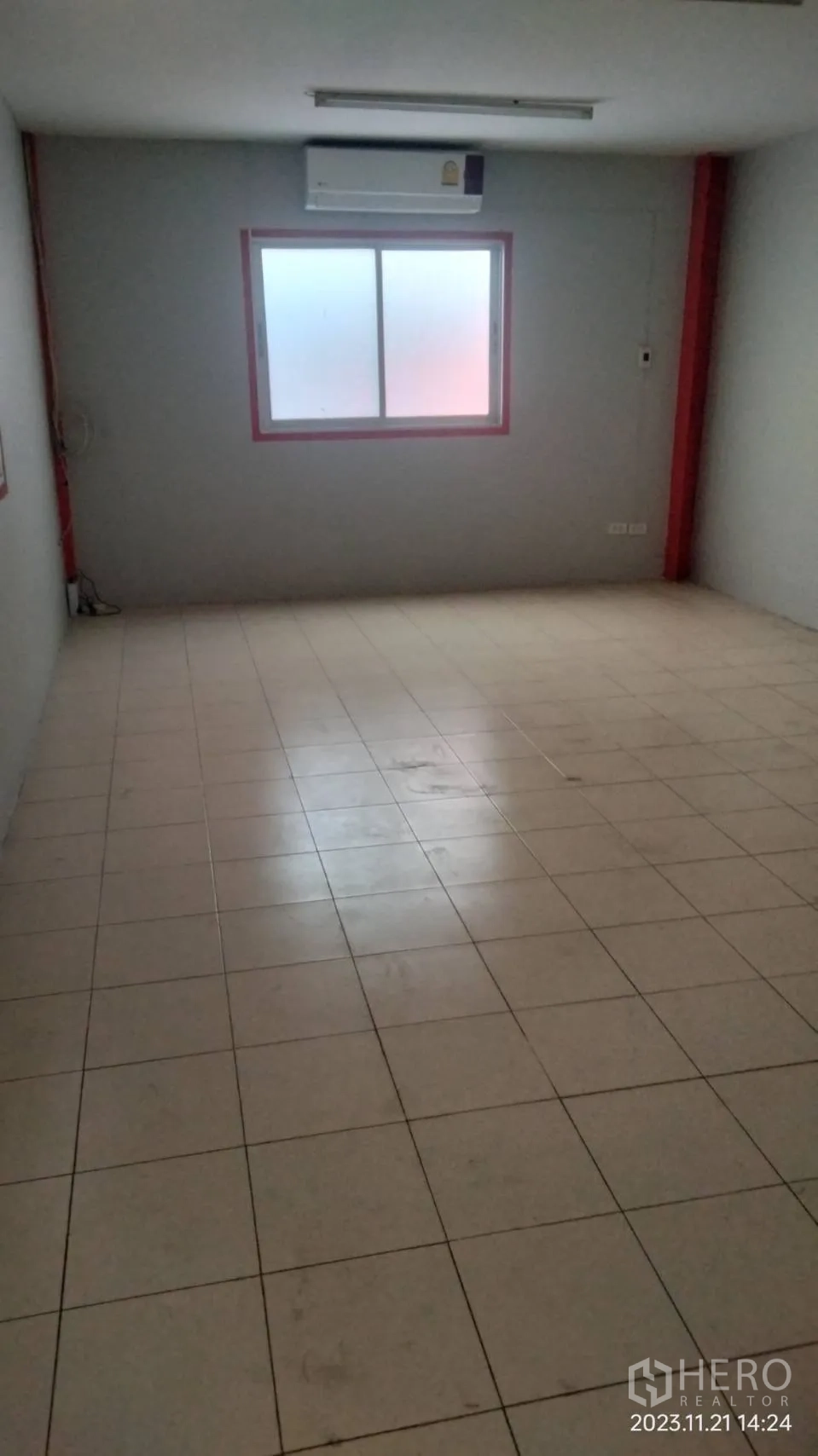 โกดัง for rent in Bang Phli, Samut Prakan - ห้องออฟฟิศปูกระเบื้อง มีหน้าต่างบานเลื่อนและเครื่องปรับอากาศติดผนัง.