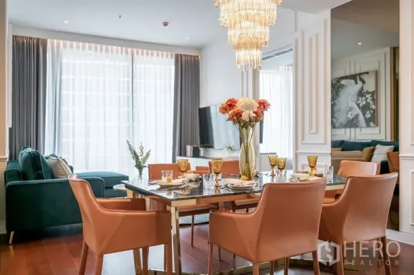 คอนโด ให้เช่าหรือขายในWatthana, Bangkok - โต๊ะอาหารจัดเซ็ตและห้องนั่งเล่น พร้อมทีวี โคมระย้า และหน้าต่างสูงจรดเพดาน