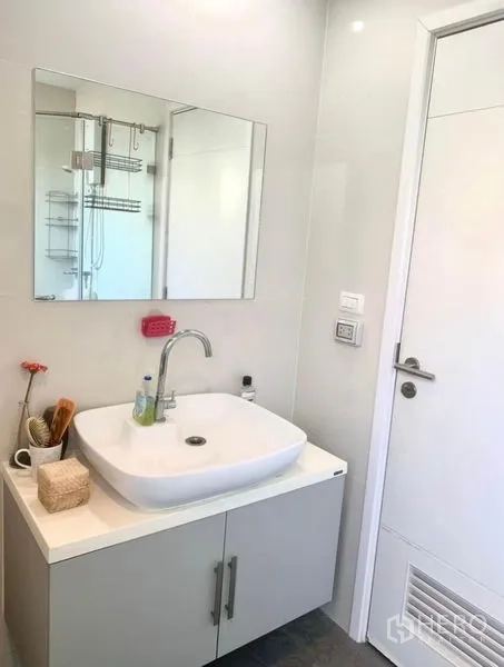 ทาวน์เฮาส์ ให้เช่าในSuan Luang, Bangkok - ห้องน้ำสว่าง อ่างล้างหน้าทรงสี่เหลี่ยม กระจก และเห็นส่วนอาบน้ำกระจก