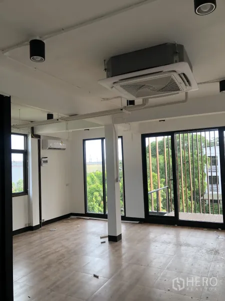 带办公室的家 出租在Phra Khanong, Bangkok - 采光充足的楼层，嵌入式空调、大窗与阳台出入口。