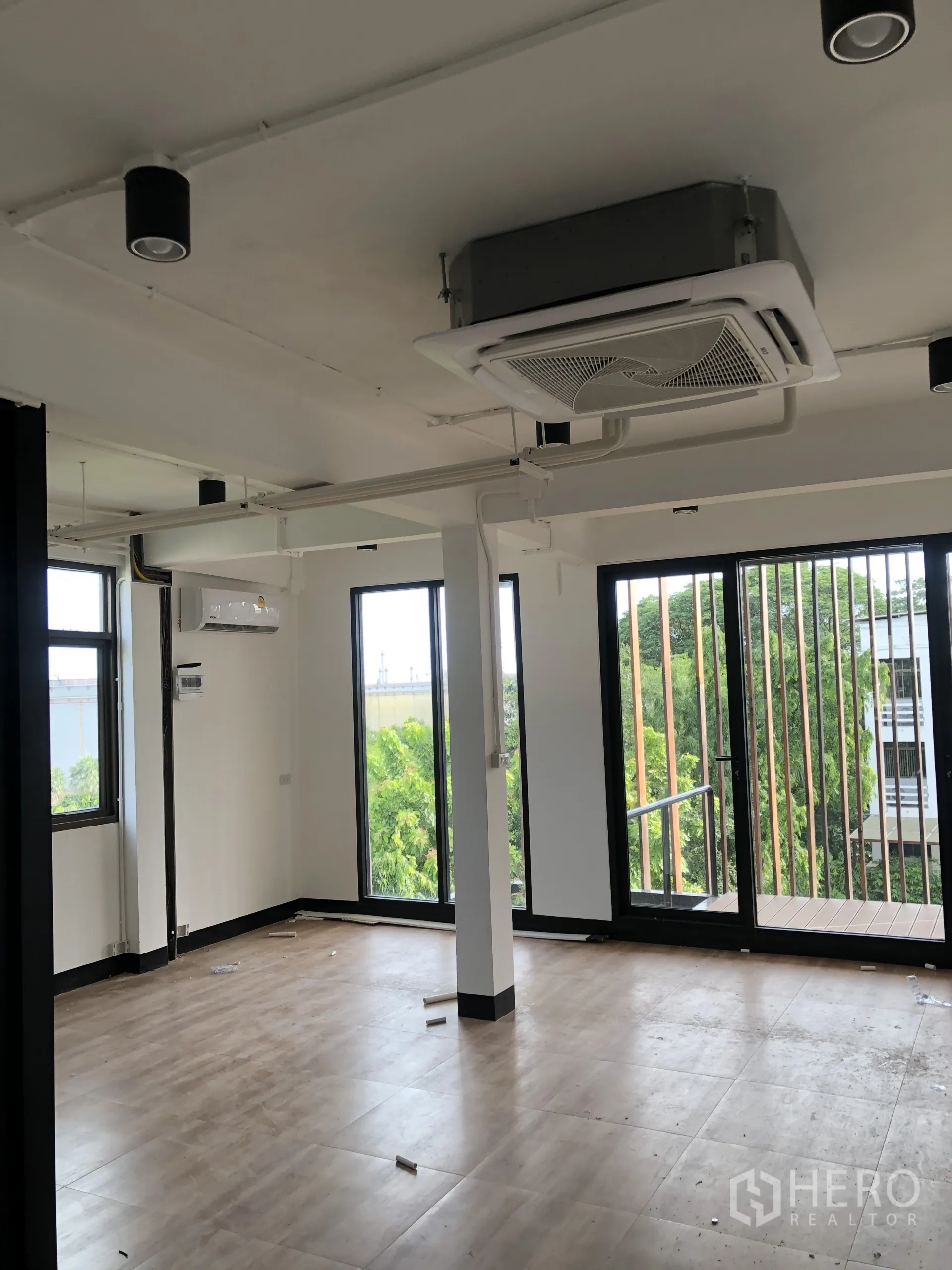 带办公室的家 出租在Phra Khanong, Bangkok - 采光充足的楼层，嵌入式空调、大窗与阳台出入口。