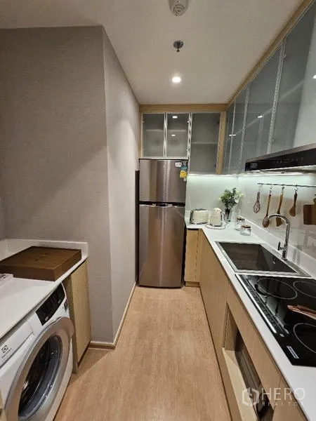 คอนโด ให้เช่า - ครัวทางยาว เตาไฟฟ้า เครื่องดูดควัน ตู้เย็นและเครื่องซักผ้า ตู้ไม้โทนอ่อน