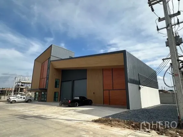 货栈 出售在Lam Luk Ka, Pathum Thani - 现代仓库外观，带玻璃幕墙办公室与宽阔前场，位于Lam Luk Ka
