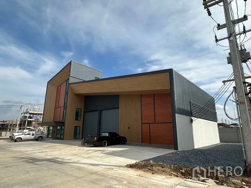 货栈 出售在Lam Luk Ka, Pathum Thani - 现代仓库外观，带玻璃幕墙办公室与宽阔前场，位于Lam Luk Ka