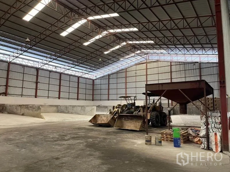 货栈 出售在Lam Luk Ka, Pathum Thani - 高净空散装存储大厅，天窗采光、混凝土隔仓与装载机。