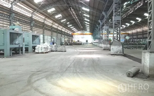 Factory for rent or sale in Bang Phli, Samut Prakan - Expansive production hall with steel trusses, skylights and overhead crane.