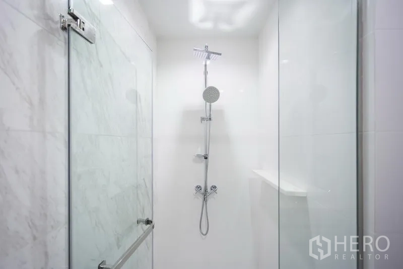 คอนโด ให้เช่าในWatthana, Bangkok - ภาพระยะใกล้ของฝักบัวเรนชาวเวอร์ในตู้กระจกไร้กรอบ