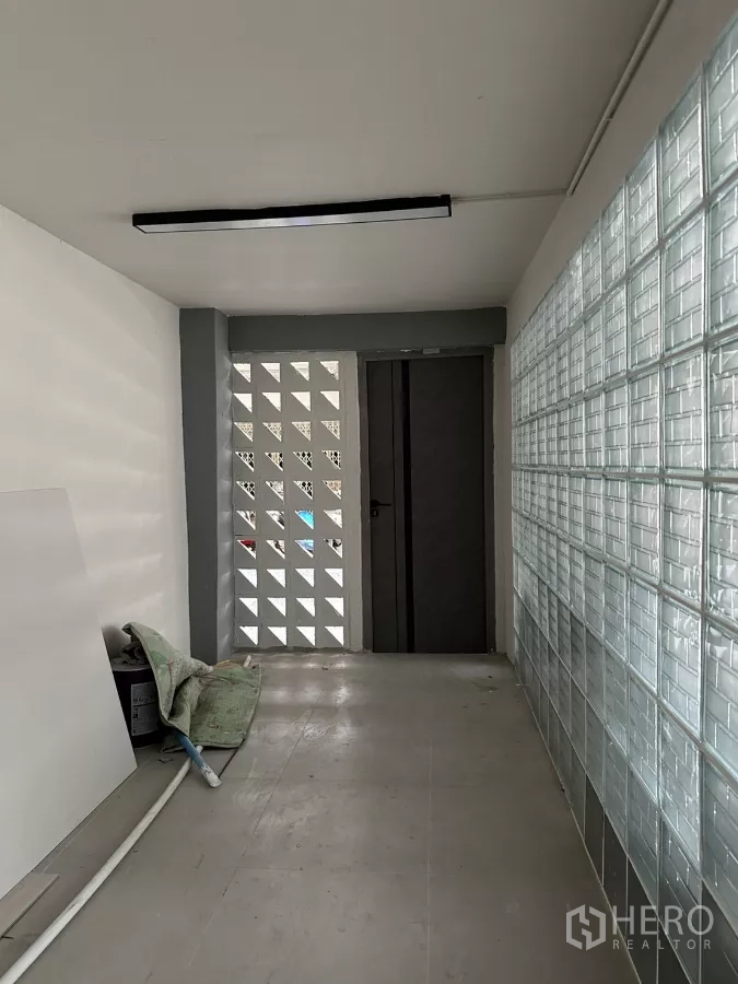 办公空间 出租在Phra Khanong, Bangkok - 服务走廊，玻璃砖墙与通向房门的通道，适合作为杂物/设备区。