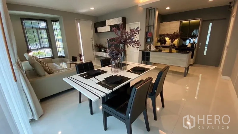 Detached House for rent in Samut Prakan - Four-seat dining area overlooking the lounge and pantry in a contemporary home.