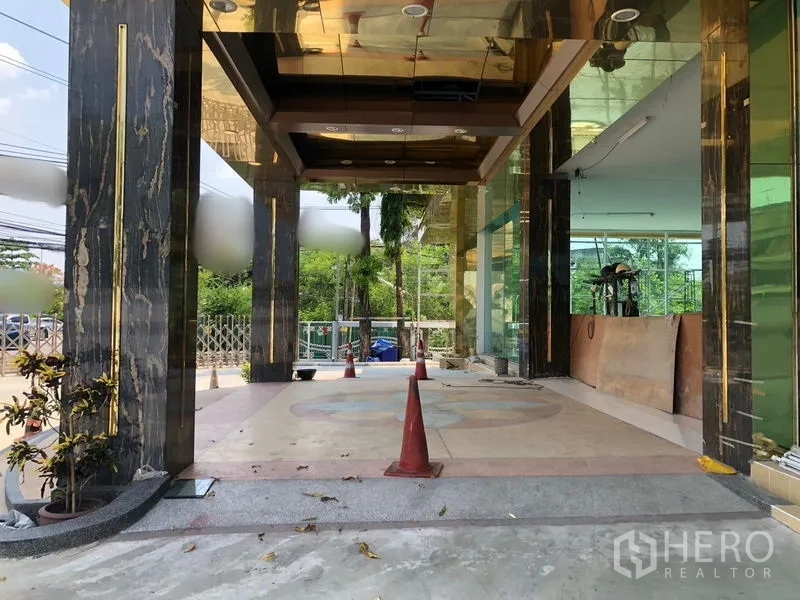 零售空间 出租在Min Buri, Bangkok - 零售入口设有大理石立柱、玻璃幕墙与车行落客区，位于敏武里。