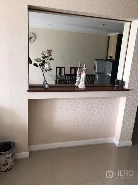 คอนโด ขายในWatthana, Bangkok - ช่องเสิร์ฟจากครัวสู่ห้องทานอาหาร พร้อมชั้นวางตกแต่ง