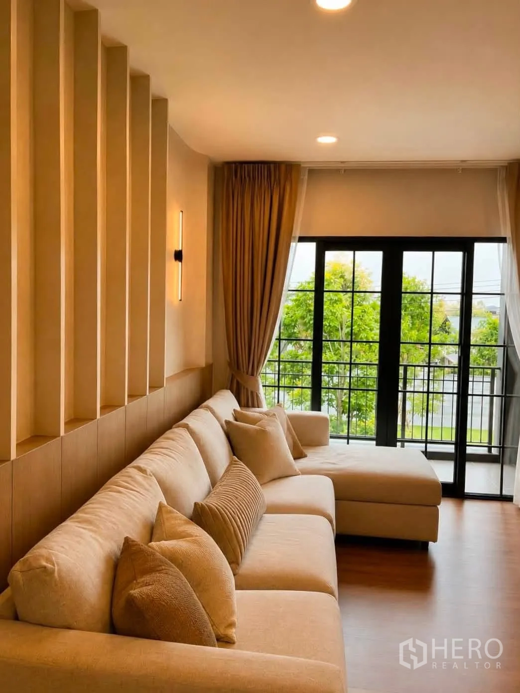 独栋房屋 for rent in Bang Phli, Samut Prakan - 楼上家庭厅配长沙发与通向阳台的落地门。