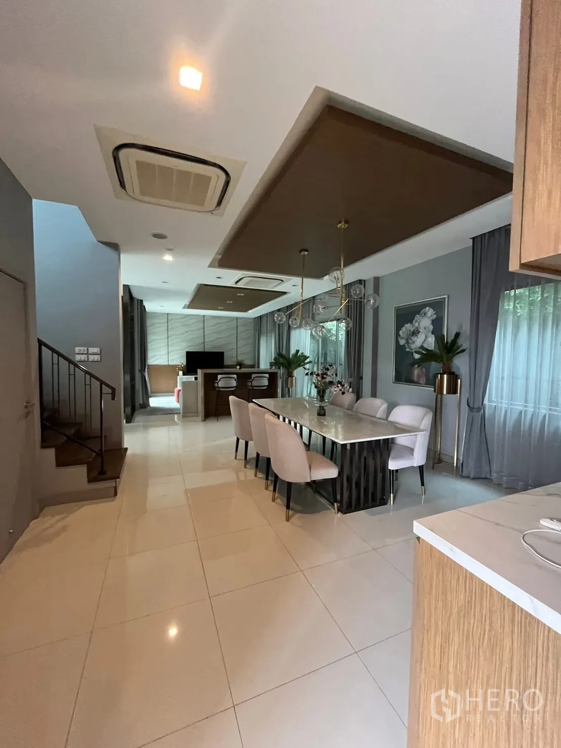 独栋房屋 for rent or sale in Bueng Kum, Bangkok - 开放式餐区，大理石长桌与八人座，邻近厨房。