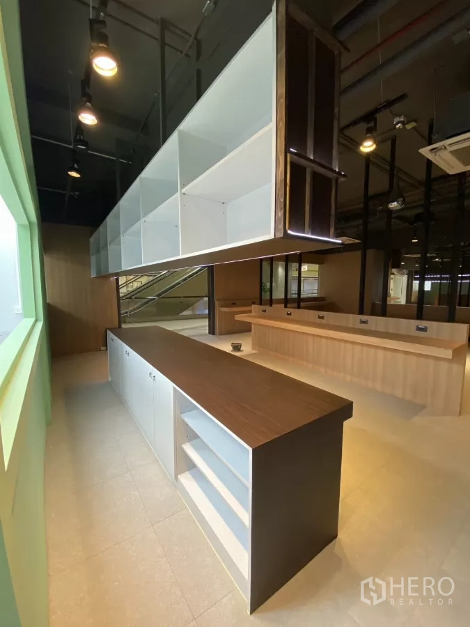 零售空间 出租 - 中岛柜特写，带储物层与悬挂展示柜