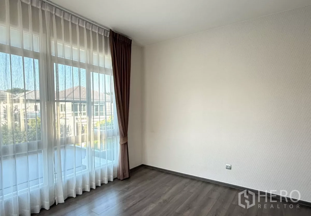 Detached House for rent in Prawet, Bangkok - Cozy bedroom with roman blinds and air conditioner