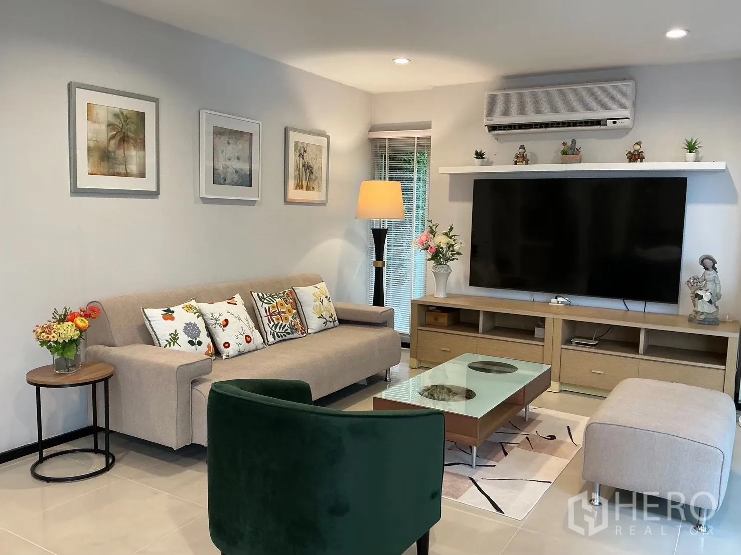 บ้านเดี่ยว for sale in Suan Luang, Bangkok - ห้องนั่งเล่นอบอุ่น โซฟา ทีวีจอใหญ่ และไฟตกแต่ง