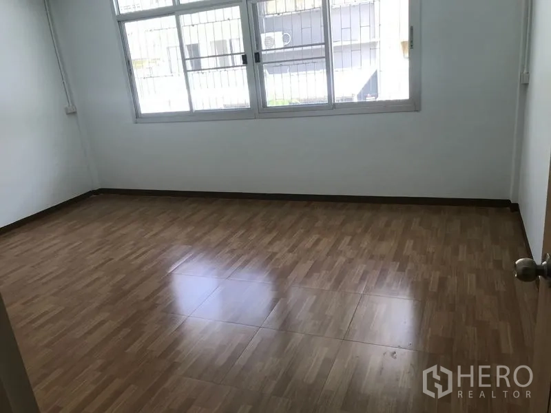 สำนักงานที่บ้าน ให้เช่าในPhra Khanong, Bangkok - ห้องทำงานสว่างด้วยหน้าต่างบานกว้างและเหล็กดัด พื้นลายไม้