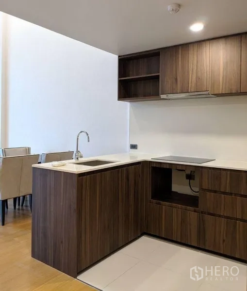 คอนโด ให้เช่าในWatthana, Bangkok - ครัวรูปตัวแอล ตู้ลายไม้ อ่างล้างจาน และพื้นที่เตาไฟฟ้า
