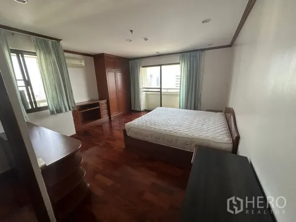 คอนโด ให้เช่าในWatthana, Bangkok - ห้องนอนกว้างพื้นไม้ พร้อมตู้เสื้อผ้าบิวท์อิน โต๊ะทำงาน และประตูกระจกออกระเบียง