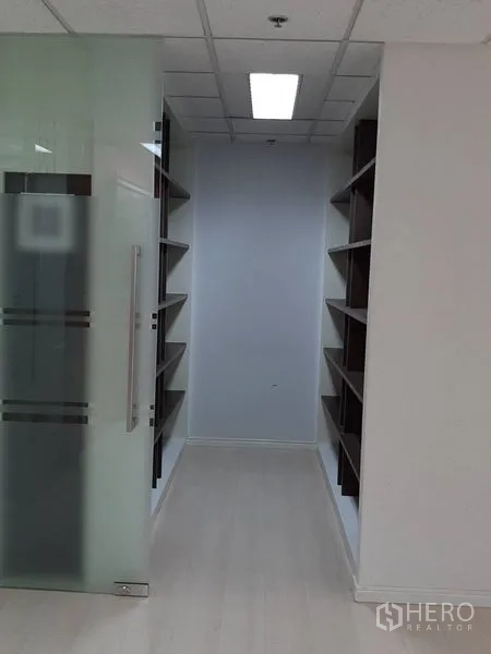 办公空间 出租在Bang Rak, Bangkok - 资料走廊，滑动玻璃门与两侧开放式书架。