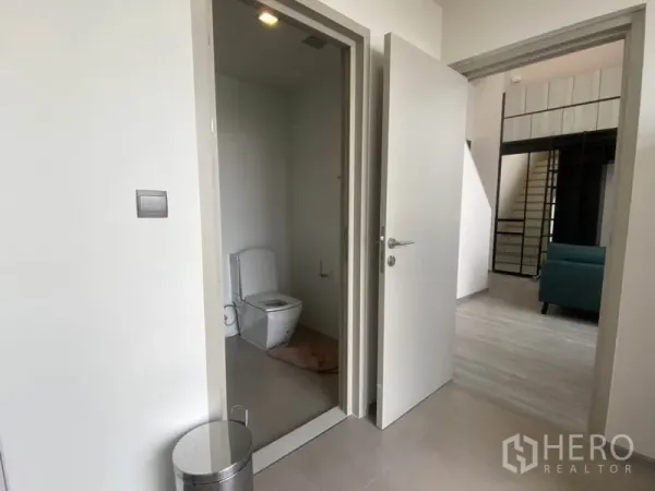 Condominium for rent in Phra Khanong, Bangkok - Entrance corridor with a separate WC and an open doorway back to the living area.