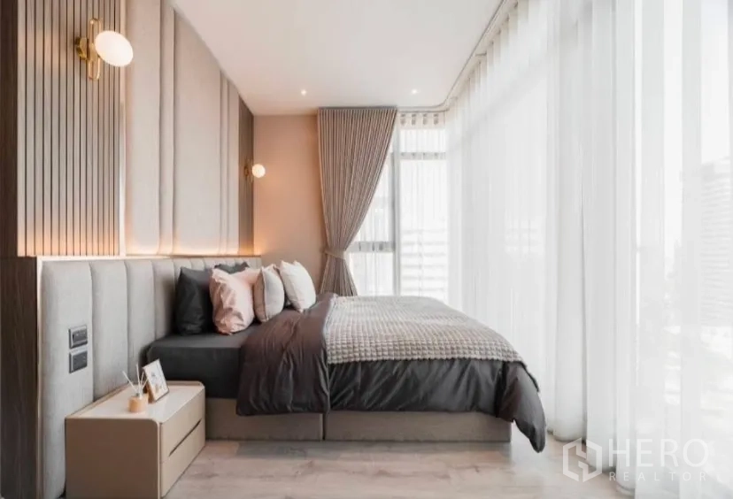 คอนโด for rent in Watthana, Bangkok - ห้องนอนใหญ่สว่างไสวด้วยผ้าม่านโปร่งและหัวเตียงบุผ้า