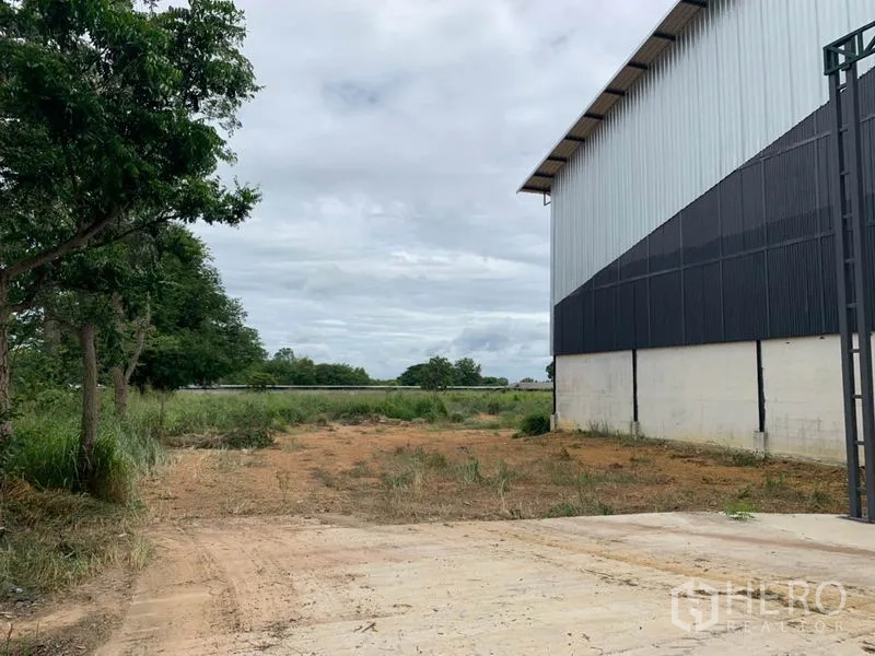 โรงงาน ให้เช่าในChon Buri - ลานด้านข้างติดอาคารโรงงาน ทางดินและพื้นที่สีเขียว เหมาะสำหรับขนถ่ายหรือจอดรถ