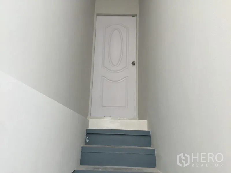 货栈 出售在Khlong Luang, Pathum Thani - 狭长楼梯通向室内白门。