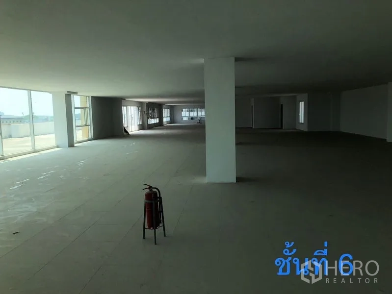零售空间 出租在Min Buri, Bangkok - 六楼开放式零售空间，环景落地窗并配备消防设施。